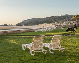 Schooner's Cove Inn - Cannon Beach - Patio