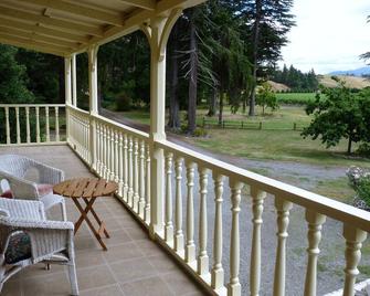 Historic Hawkesbury Homestead Estate, Swimming Pool, Tennis court, Wine Country. - Blenheim - Balcón
