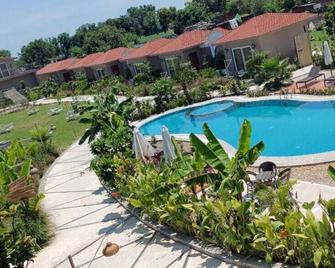 Dudhwa Nirwana Retreat - Paliā Kalān - Piscina