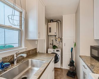 OB Cottage w outdoor patio / 3 min to the beach - San Diego - Kitchen