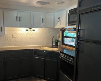 1-bedroom travel camper @ end of high valley with King Bed, hdtv, bbq,WiFi, AC - Packwood - Keuken