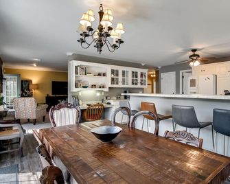 Gooseberry House- 3 Bd/2.5Ba just minutes from Standing Indian/Appalachian Trail - Franklin - Comedor