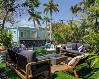 Caloosa Cottage at Palm View Inn of Sanibel with Bikes - Sanibel - Patio