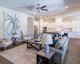 Prime Location Game Room Hot Tub Putting Green 4 Full Baths Walk to Stadiums - Arlington - Living room