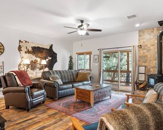 Charming 2-bedroom Cabin with WiFi, Wood Stove and AC in serene Heber-Overgaard! - Heber-Overgaard - Sala de estar