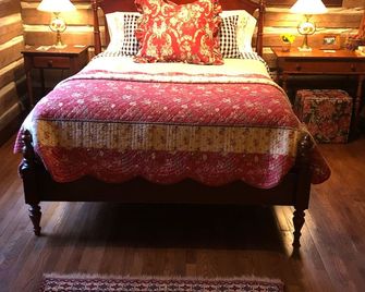 Dog Trot Cabin: Secluded Retreat at Fletcher Park within city limits. - Cleveland - Bedroom