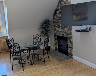 Serene & private getaway 5 min. from EVL. 4 beds, 2.5 baths, sleeps 14, hot tub. - Salamanca - Comedor