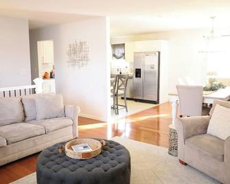 Family friendly Spacious 4 bedroom 3 bathroom getaway - باوكيبسي - غرفة معيشة