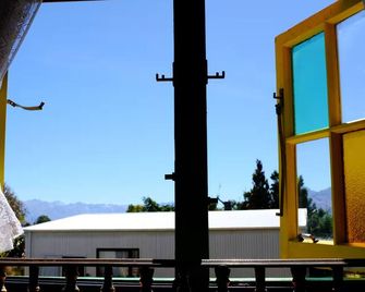 The Gypsy Caravan awaits. - Lake Hawea - Balcony