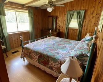 cozy cabin directly on beautiful Lake Martin - Alexander City - Bedroom