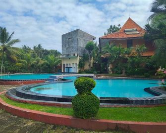 RedDoorz Plus near Tugu Mercusuar Anyer - Serang