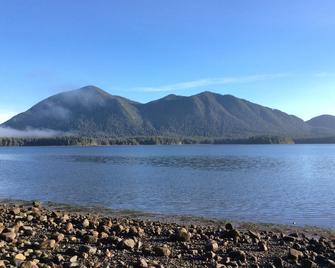 Gorgeous Oceanfront Rancher with Stunning views, Sauna, Hot tub and Pool table! - Tofino - Strand