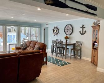 Lakefront House close to Ann Arbor! - Whitmore Lake - Living room