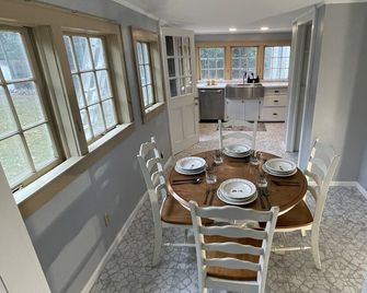 House on an acre! Book 2 nights and get the 3rd free. - Americus - Eetruimte