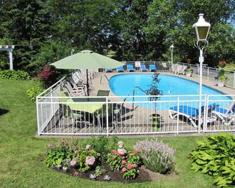 Green Acres Inn - Kingston - Piscina