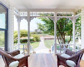 Magnolia Ranch Vineyards - Healdsburg - Patio