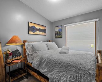 Top Property, Fishermen, Pool Passes, One Minute To The Hot Springs, Location Perfect & Amenity Rich, Pup Friendly, Discover An Exceptional Wyoming Stay, Thermopolis River Walk Home at Hot Springs State Park, 'Where Families and Fisherman Stay' - Thermopolis - Schlafzimmer