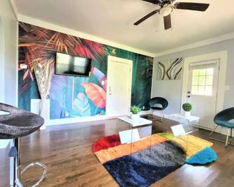 King bed and Queen Sofa bed / room TV Wifi - Decatur - Living room