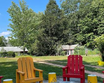 Seasonal Cottages Colony with outdoor swimming pool - White Lake - Patio