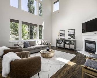 Clean, modern, golf course home w/ incredible mtn views, close to hike/golf/ski. - Pleasant Grove - Living room