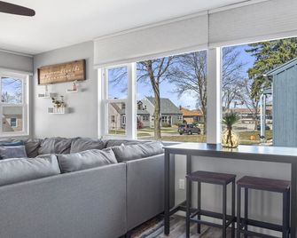 Bay View Gateway Retreat - Milwaukee - Living room
