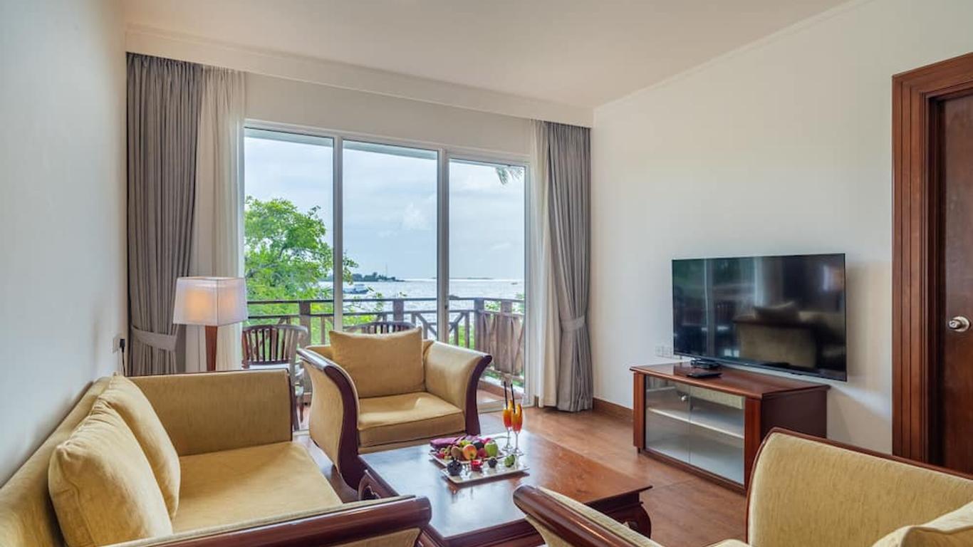 Hulhule Island Hotel
