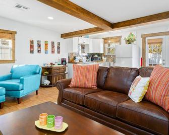 The Hut - Lubbock, TX with an Island Flair! - Lubbock - Living room