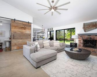 Beautiful San Marcos Estate! - San Marcos - Living room