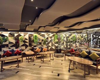 Humming Bird Hotel & Banquet - Ānand - Lounge