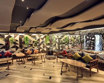 Humming Bird Hotel & Banquet - Ānand - Лаунж