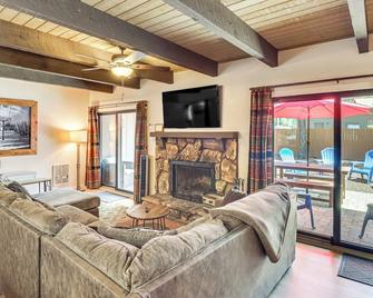 7 Mi to Rainbow Lake Pinetop Condo with Patio! - Pinetop-Lakeside - Sala de estar