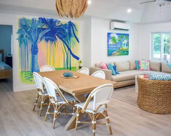 2 minute walk to Green Turtle Club/Marina. 2br, 2.5 Ba! Fully renovated 2023! - Treasure Cay - Sală de mese