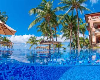 Infinity Bay Spa & Beach Resort - Coxen Hole - Piscina