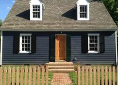 Carpenter St. Cottage In The Heart Of St Michaels Village - Large Screened Porch - Saint Michaels - Building