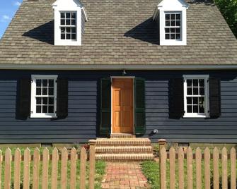 Carpenter St. Cottage In The Heart Of St Michaels Village - Large Screened Porch - Saint Michaels - Building