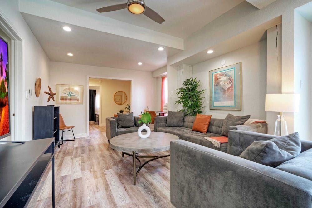 Golf Cart Zone Walk or Ride to Beach Patio BBQ Salty Sunshine A - Port Aransas - Soggiorno