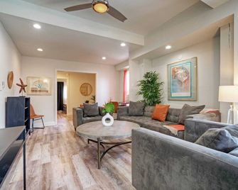 Golf Cart Zone Walk or Ride to Beach Patio BBQ Salty Sunshine A - Port Aransas - Stue