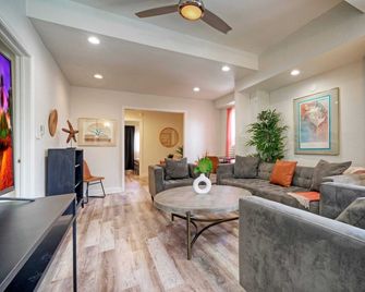 Golf Cart Zone Walk or Ride to Beach Patio BBQ Salty Sunshine A - Port Aransas - Soggiorno