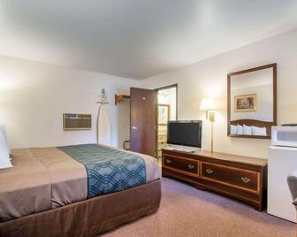 Econo Lodge - Saint Albans - Bedroom