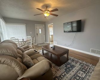 Cute house that is centrally located! - 솔트레이크시티 - 거실