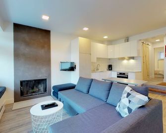 Lakefront Oasis By Harmony Whistler - Whistler - Wohnzimmer