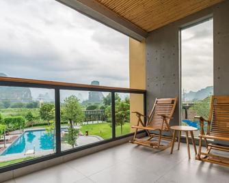 หยางซั่ว เซน การ์เดน รีสอร์ต - ยูหลง ริเวอร์ - กุ้ยหลิน - ระเบียง