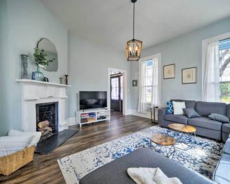 Spacious Abode, Walk to Texas Heroes Square! - Gonzales - Living room