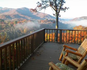 Fantastic Smoky Mtn Views - Cozy Quiet Cabin - Convenient location - Easy Access - Whittier - Balcony