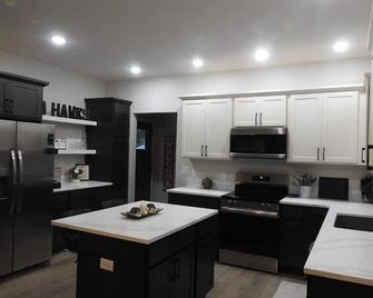 Downtown Iowa City - Brand New Luxury Stay - Iowa City - Kitchen