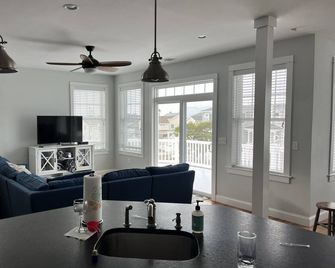 Spacious Home with Decks Galore for Sunset Views! - Long Beach - Comedor