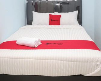 RedDoorz Syariah near Suncity Mall Madiun - Madiun