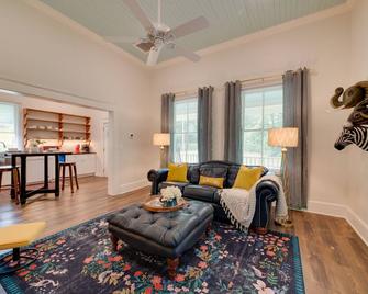 Restored Home Near Downtown Thomasville - Thomasville - Living room