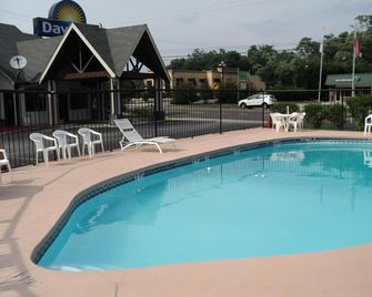 Knights Inn Cleveland - Cleveland - Pool