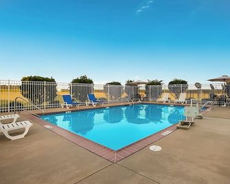 Affordable Stay at Knights Inn Bunkie! Pool, Free Parking, Free Breakfast - Bunkie - Piscina